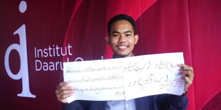 Mahasiswa Fakultas Ushuluddin Prodi IAT Mahir Menulis Kaligrafi Murid dari Syeikh Belaid