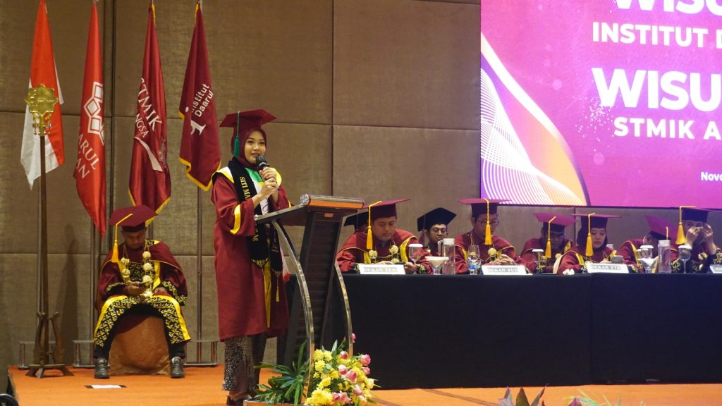 Kisah Inspiratif Siti Mafrikhah: Wisudawan Terbaik IDAQU yang Terus Berjuang Meski Tanpa Ibu di Sisinya